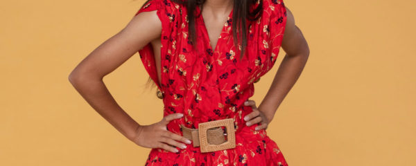 Femme en robe rouge